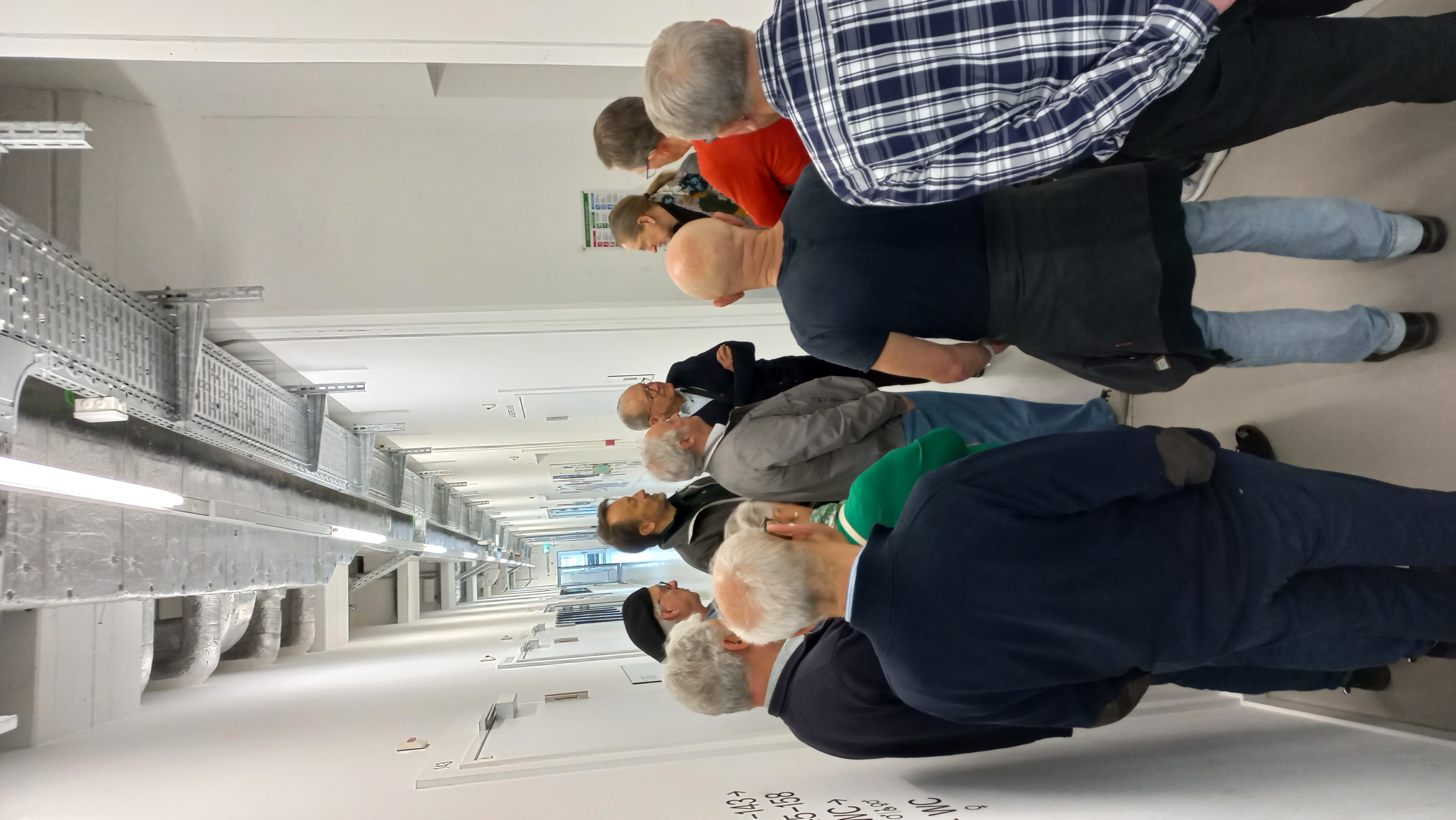 Jacqueline Holzer mit einer Teil unserer Gruppe vor dem Lift